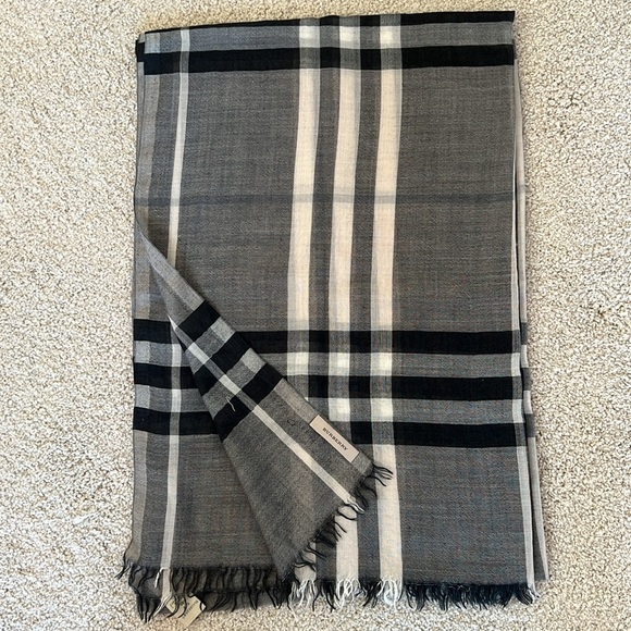 Authentic Burberry Giant check Wool & Silk Scarf. Grey and black. 220x70cm - Picture 3 of 6